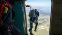 74-летняя сибирячка прыгнула с парашютом 2687 раз и учит этому других. Репортаж с аэродрома