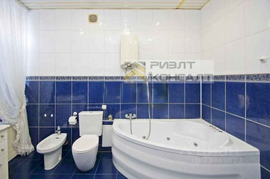 Выбирая плитку для ванной, владельцы этой квартиры отдали предпочтение глубокому синему цвету