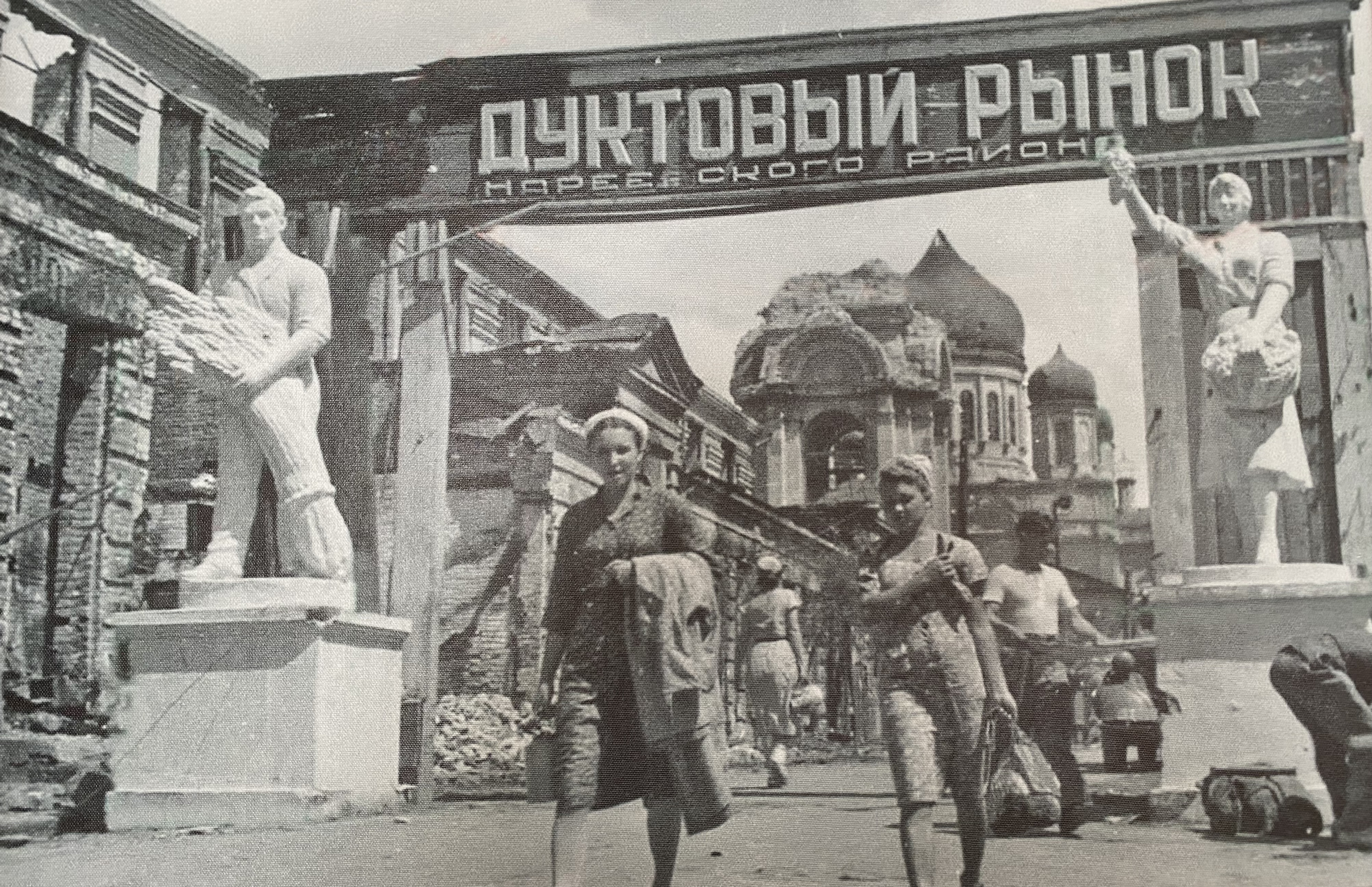 Юрий Муковоз считает, что сохранить продукцию ЛПХ — одна из важнейших задач рынка. В новые павильоны мелкий бизнес не пойдет — дороже аренда