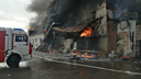 В Ростове горит склад с водой. Пожару присвоен высший ранг сложности