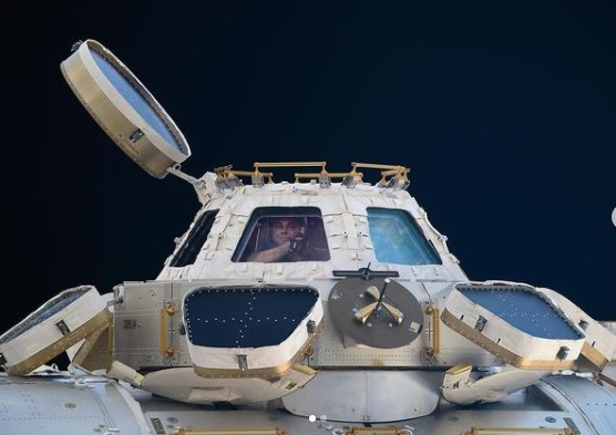 Максим позирует в модуле купола на МКС: он состоит из семи больших прозрачных иллюминаторов. Отсюда космонавты наблюдают за Землей и звездами