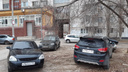 Была б возможность — в квартиру б заехал: автохамы Волгограда подпирают своими машинами двери подъездов