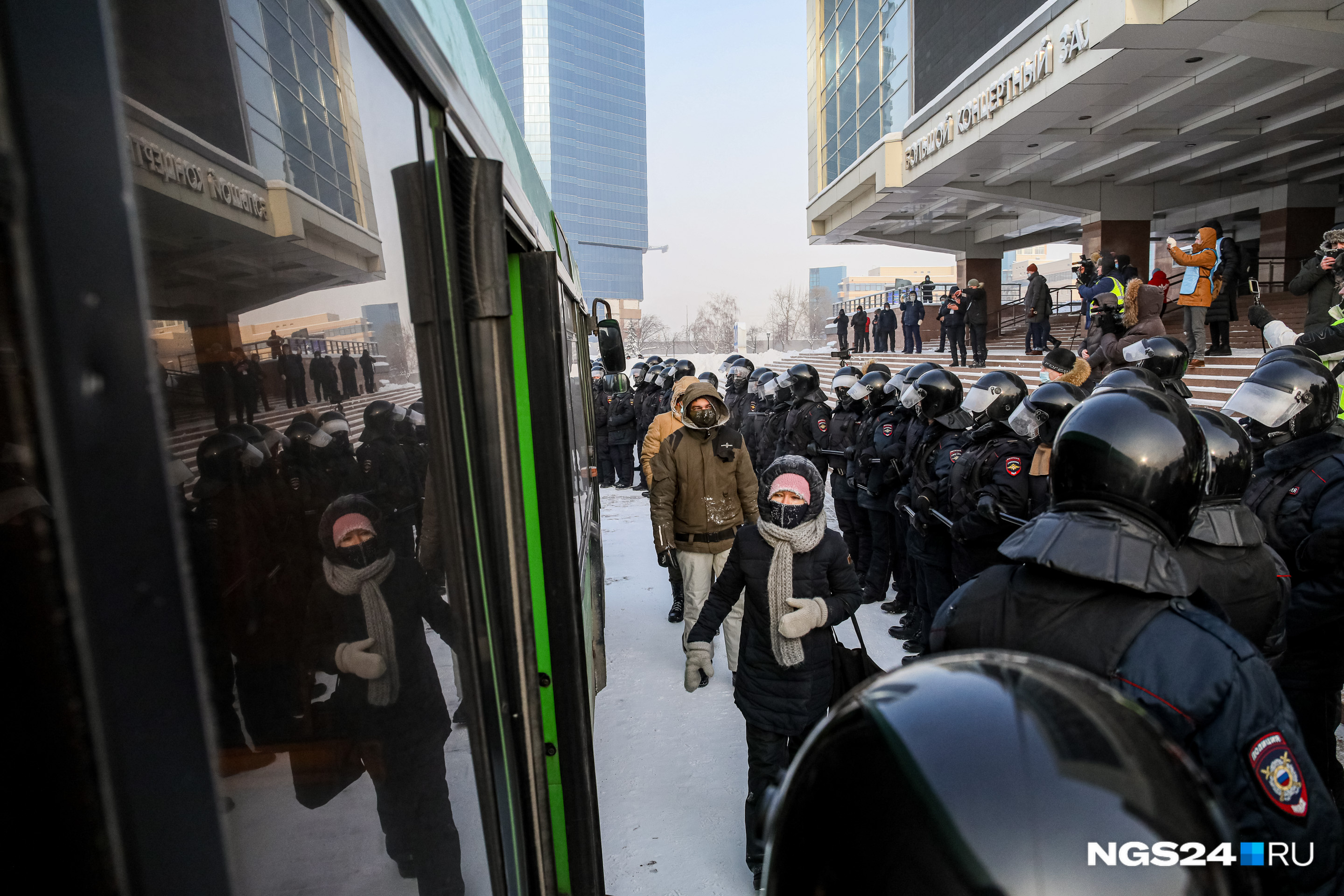 Всех задержанных везли в районные отделения полиции Всех задержанных везли в районные отделения полиции
