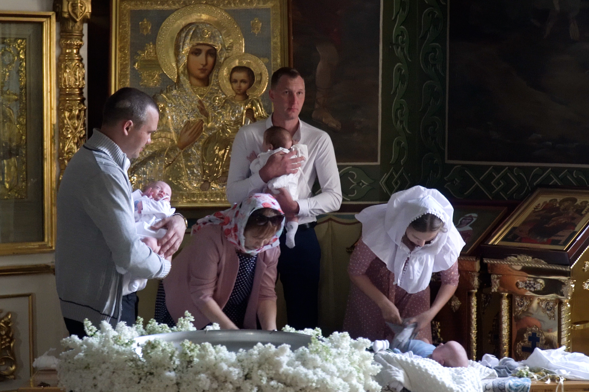 Все девочки были в красивых платьях и праздничных косынках Все девочки были в красивых платьях и праздничных косынках