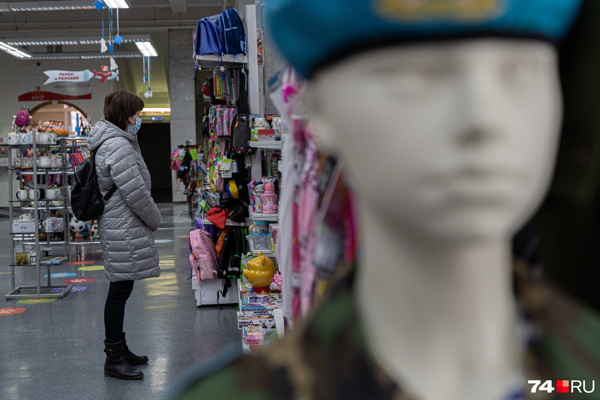 Немногочисленные покупатели внимательно изучают цены Немногочисленные покупатели внимательно изучают цены