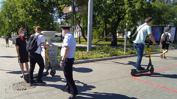 В Екатеринбурге взялись за самокатчиков. Полицейские останавливают их для проверки