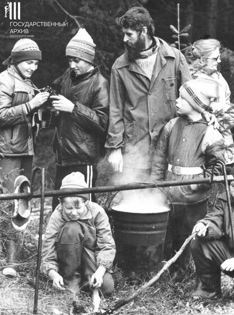 Любители вылазок на природу выбирали туристические кружки. Чайковский, 1988 год Любители вылазок на природу выбирали туристические кружки. Чайковский, 1988 год