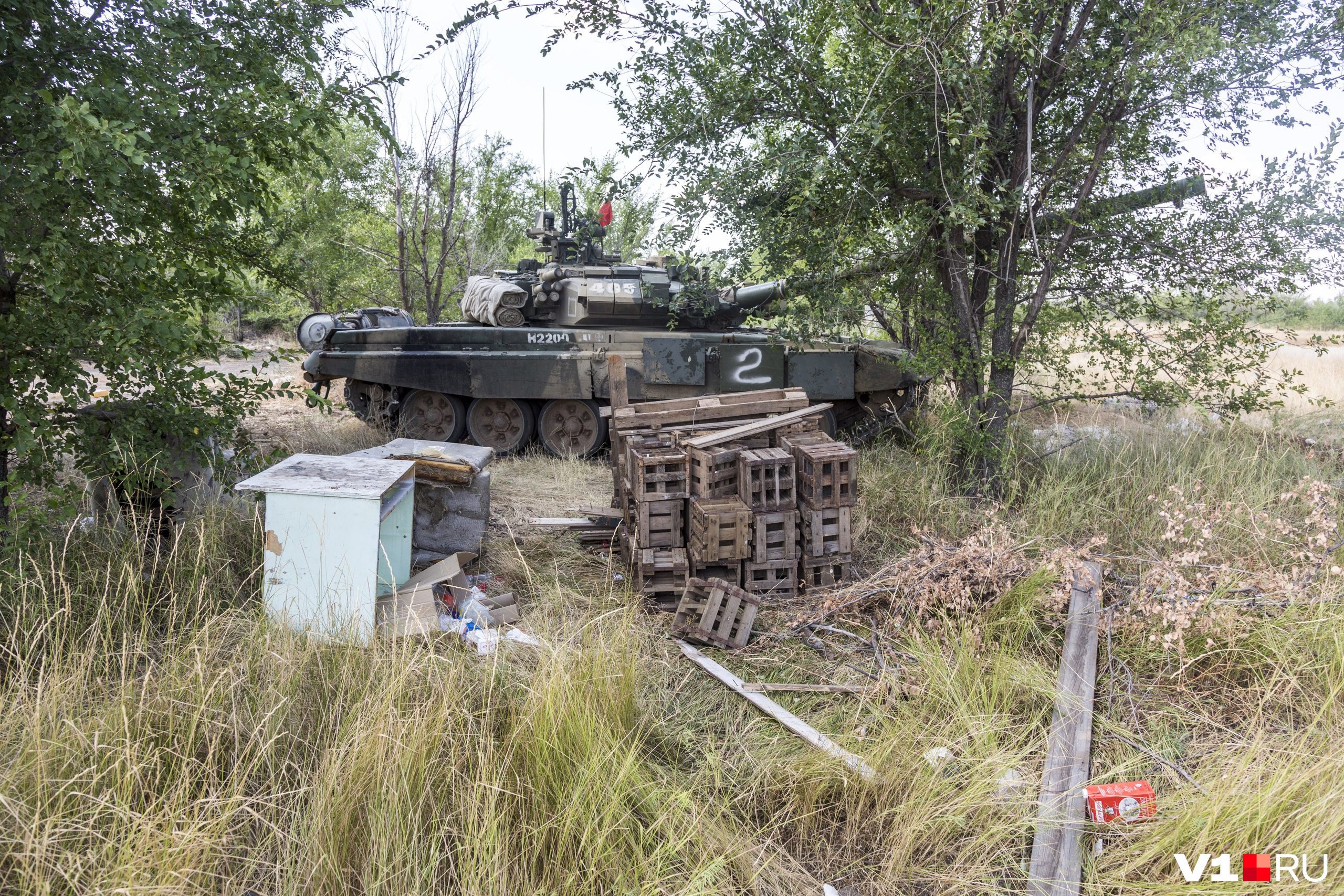 Нашли танк. Брошенный танк т90. Т90 на полигоне в Крыму. Заброшенные танки. Брошенный танк в лесу.