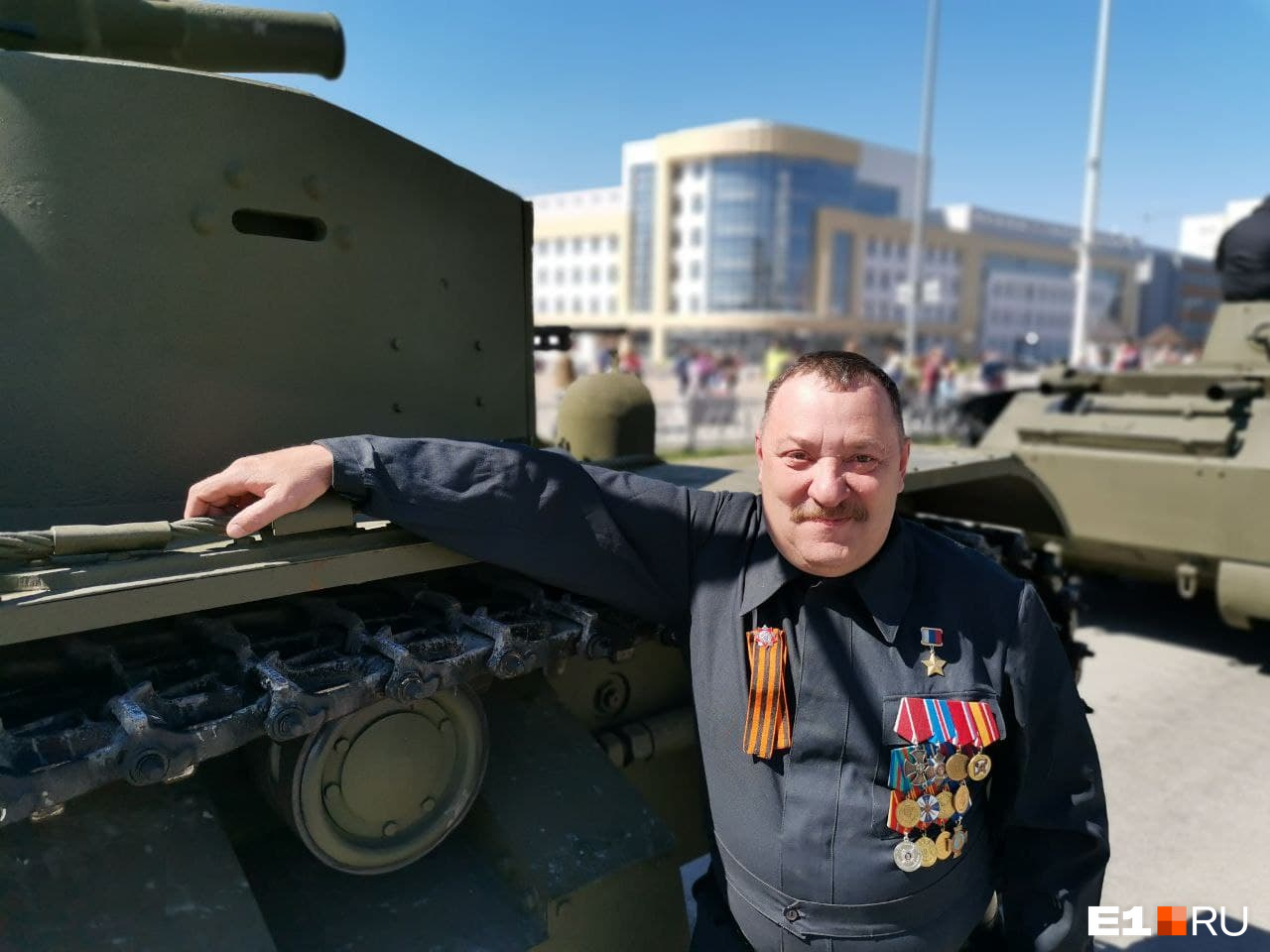 Роман Шадрин окончил Казанское высшее танковое командное Краснознаменное училище