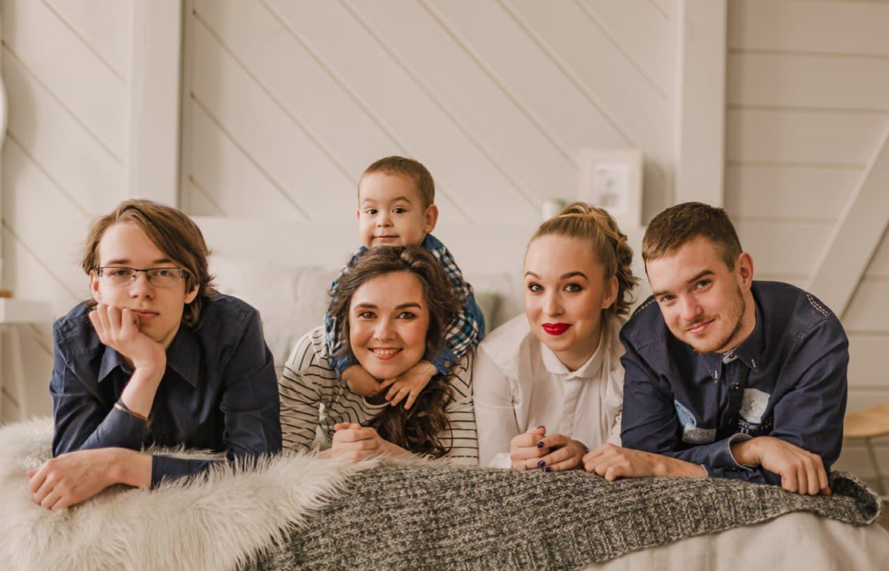 Светлана с тремя детьми и внуком