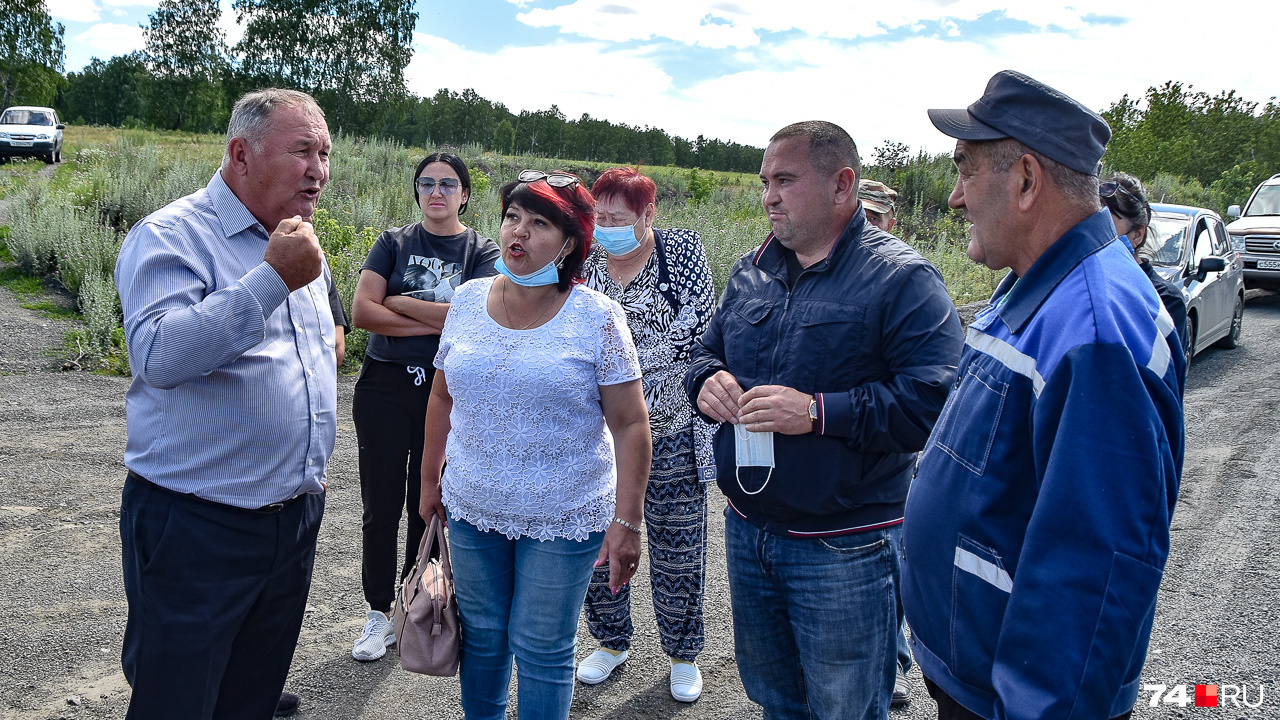 Глава Муслюмовского сельского поселения Айрат Хафизов (слева) общается с местными жителями и гостями из соседних поселков. За спиной — река Теча Глава Муслюмовского сельского поселения Айрат Хафизов (слева) общается с местными жителями и гостями из соседних поселков. За спиной — река Теча