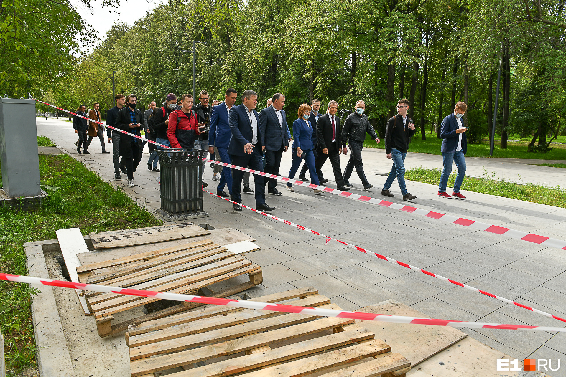 С инспекцией в парк регулярно приезжают чиновники во главе с мэром Алексеем Орловым