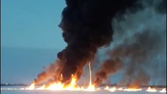 Из-за протечки на трубопроводе «СибурТюменьГаза» больше <nobr class="_">10 часов</nobr> горит Обь — видео мощного пожара