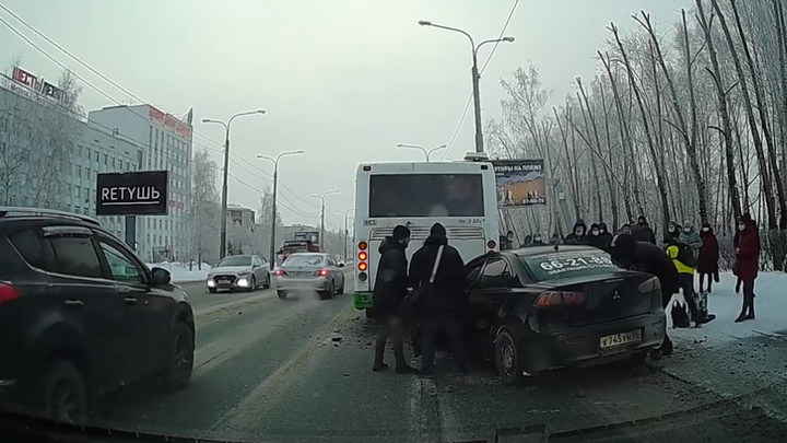 Первые секунды смертельного ДТП иномарки с автобусом на Республики попали на видео