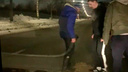 «Дорожники себе премию выпишут»: ярославцы заделали огромную яму на проезжей части. Видео