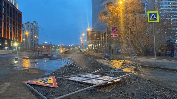 «Знаков не было»: владелец «Ягуара», упавшего в яму в центре Екатеринбурга, рассказал, как все было