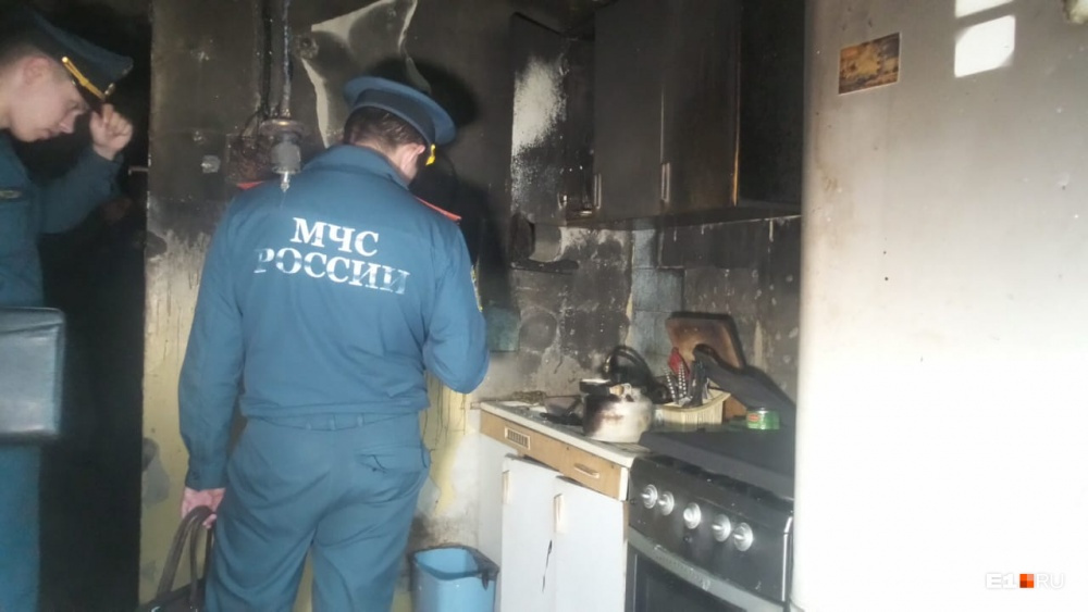 Сотрудники МЧС в квартире на Стахановской Сотрудники МЧС в квартире на Стахановской