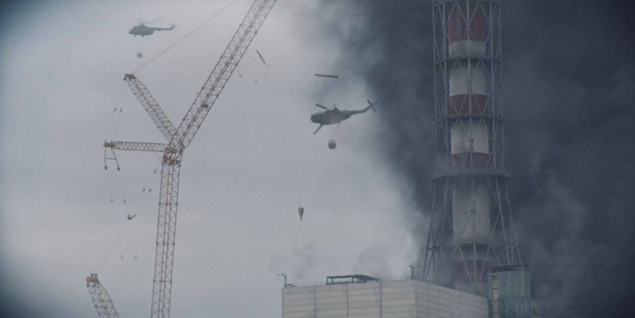 Сцена из сериала «Чернобыль»: вертолет, подлетевший близко к реактору, падает из-за мгновенной гибели пилотов. Настоящие пилоты называют это чушью. Над реактором действительно погиб вертолет, но полгода спустя и по другой, более прозаичной причине