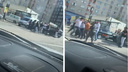 На Гусинобродском шоссе автомобилисты затеяли массовую драку после аварии