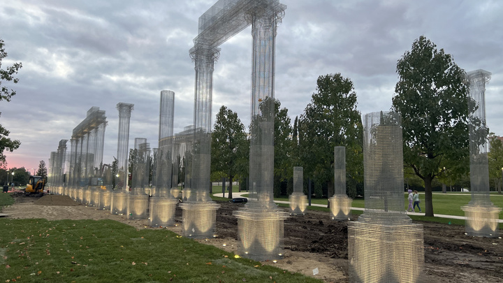 Новый арт-объект в парке «Краснодар» с античными колоннами сделал итальянский художник