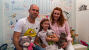 «Дочь рисует, на сыне финансы»: школьники из Архангельска делают бизнес на значках и стикерах с котиками