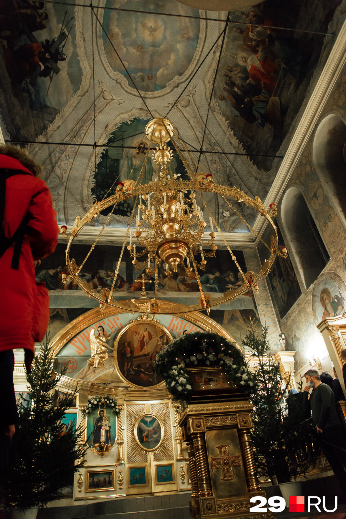Вот так украсили еловыми ветками изнутри Ильинский кафедральный собор