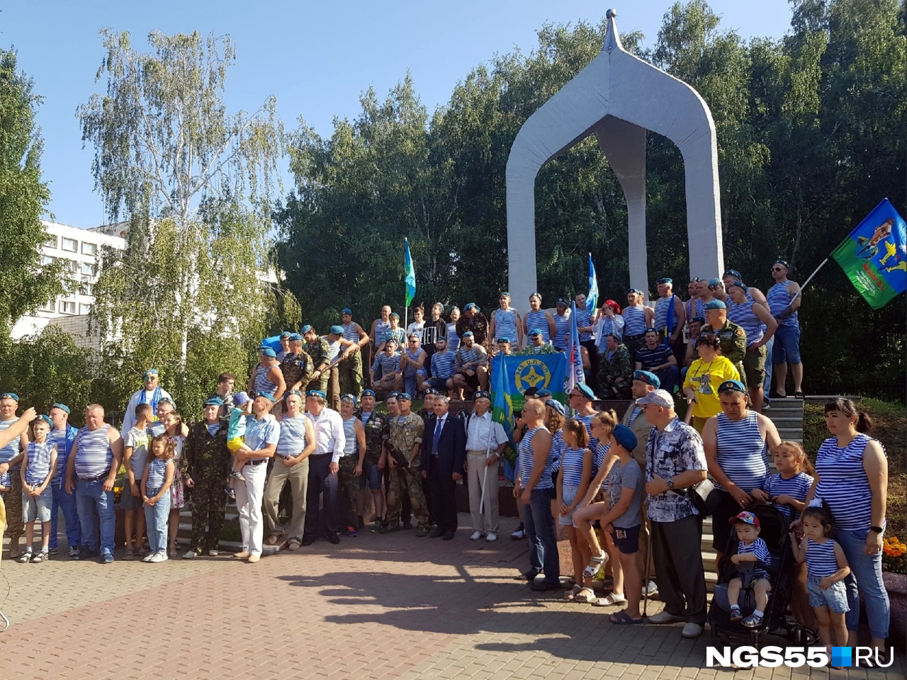 Десантники фотографировались и с сослуживцами, и со своими семьями Десантники фотографировались и с сослуживцами, и со своими семьями