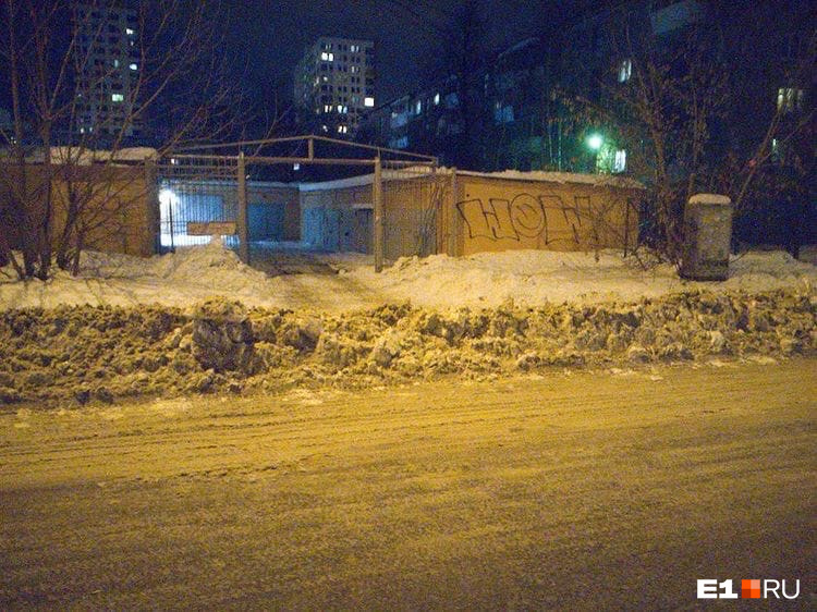 Как правило, клиенты не идут навстречу водителям и требуют приезжать прямо к подъездам Как правило, клиенты не идут навстречу водителям и требуют приезжать прямо к подъездам
