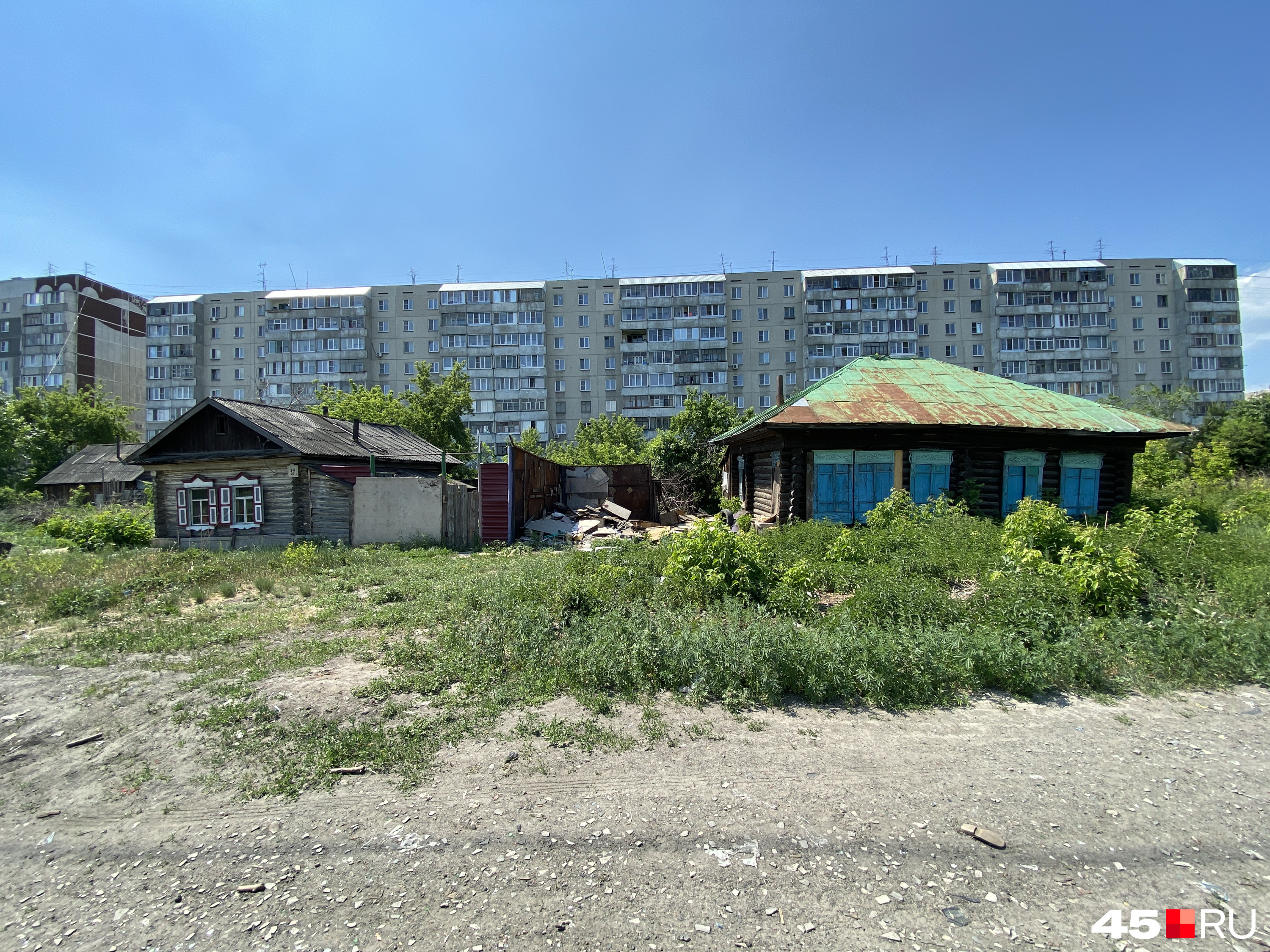 Часть домов на улице Бурова-Петрова, судя по виду, заброшены. Живущие в том районе курганцы предполагают, что их владельцев устроили предложения администрации и они оставили жилье