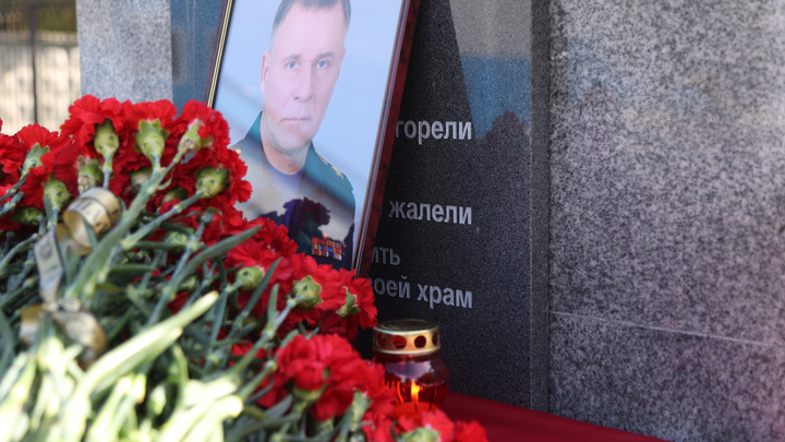 В день похорон министра Зиничева в Красноярске возложили цветы в его память
