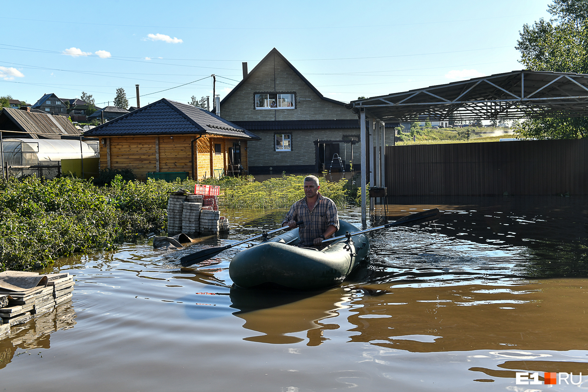 Многие салдинцы плавают по своему двору на лодках. Здесь компенсации даже в 300 тысяч рублей явно недостаточно для возмещения ущерба. Хозяин только что обновил дом и баню