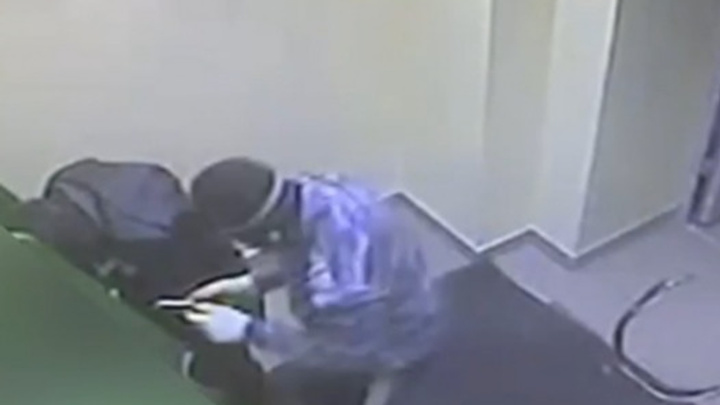 В Сургуте двое грабителей из Екатеринбурга попытались взорвать банкомат. Видео