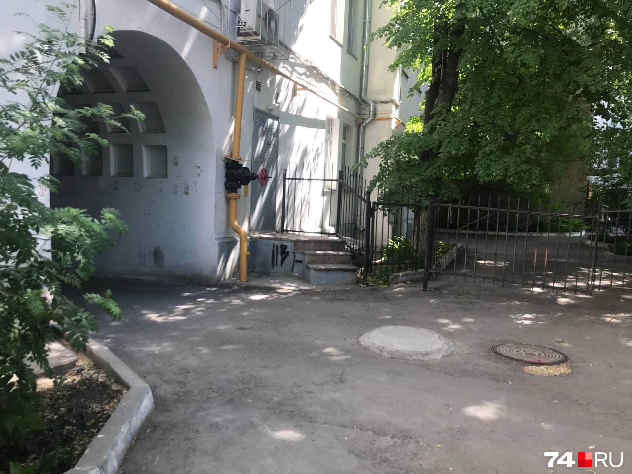 Еще одна арка из двора ведет на Цвиллинга, но у жильцов соседнего дома нет к ней доступа Еще одна арка из двора ведет на Цвиллинга, но у жильцов соседнего дома нет к ней доступа
