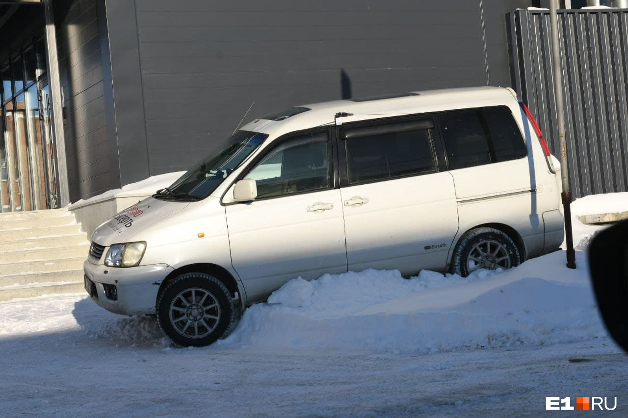 Этот водитель явно будет испытывать трудности с выездом из снежного плена