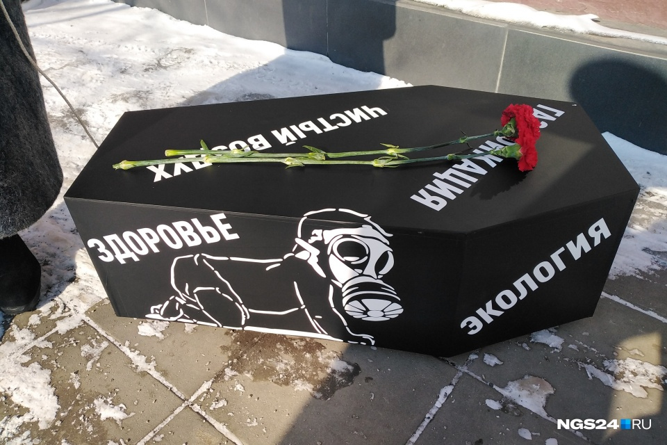 На гробике нарисован младенец в противогазе На гробике нарисован младенец в противогазе