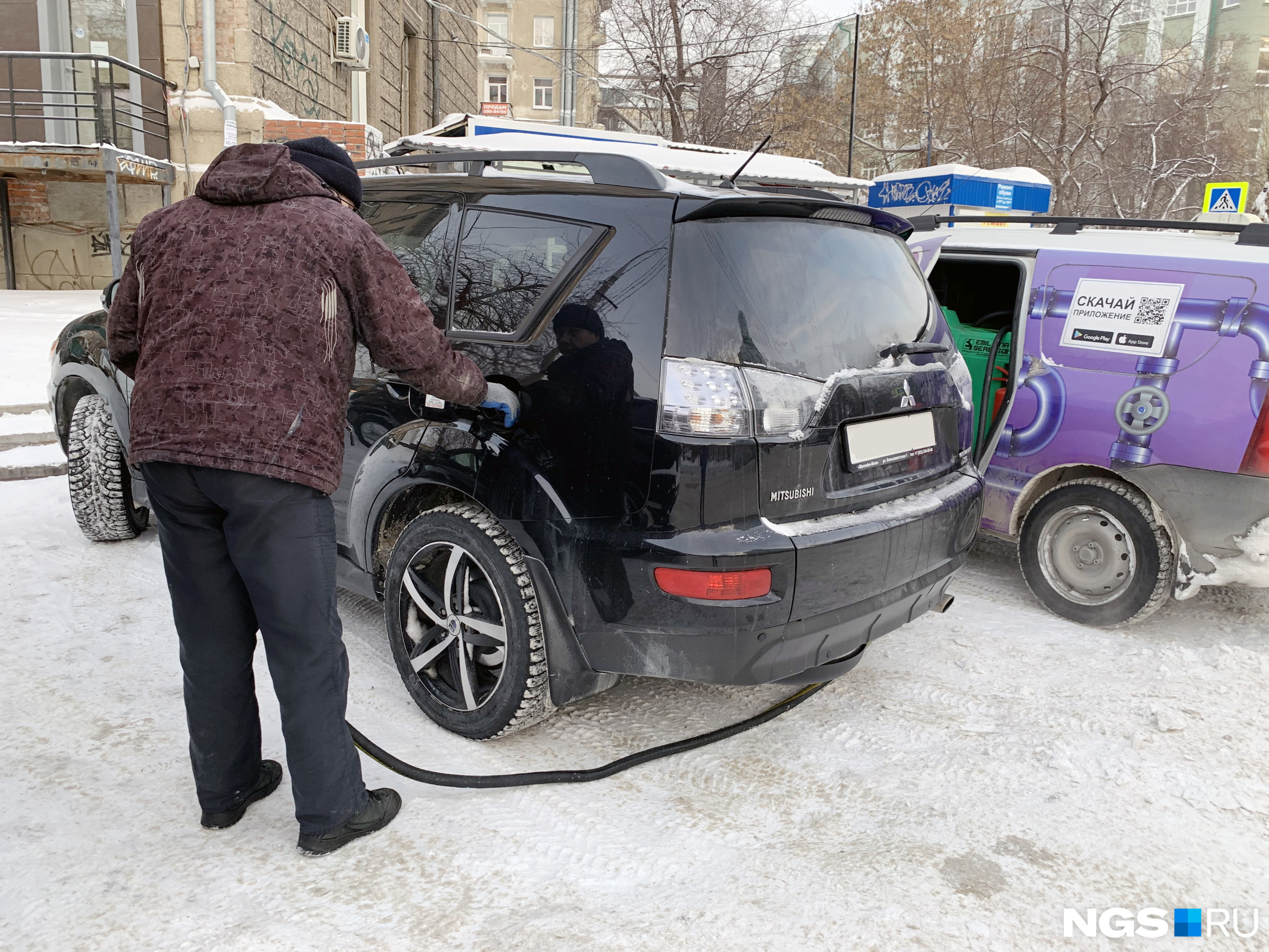 Новосибирск топливо. Мобильные автозаправки на автомашинах. Частные автовладельцы. Замерзшая машина.
