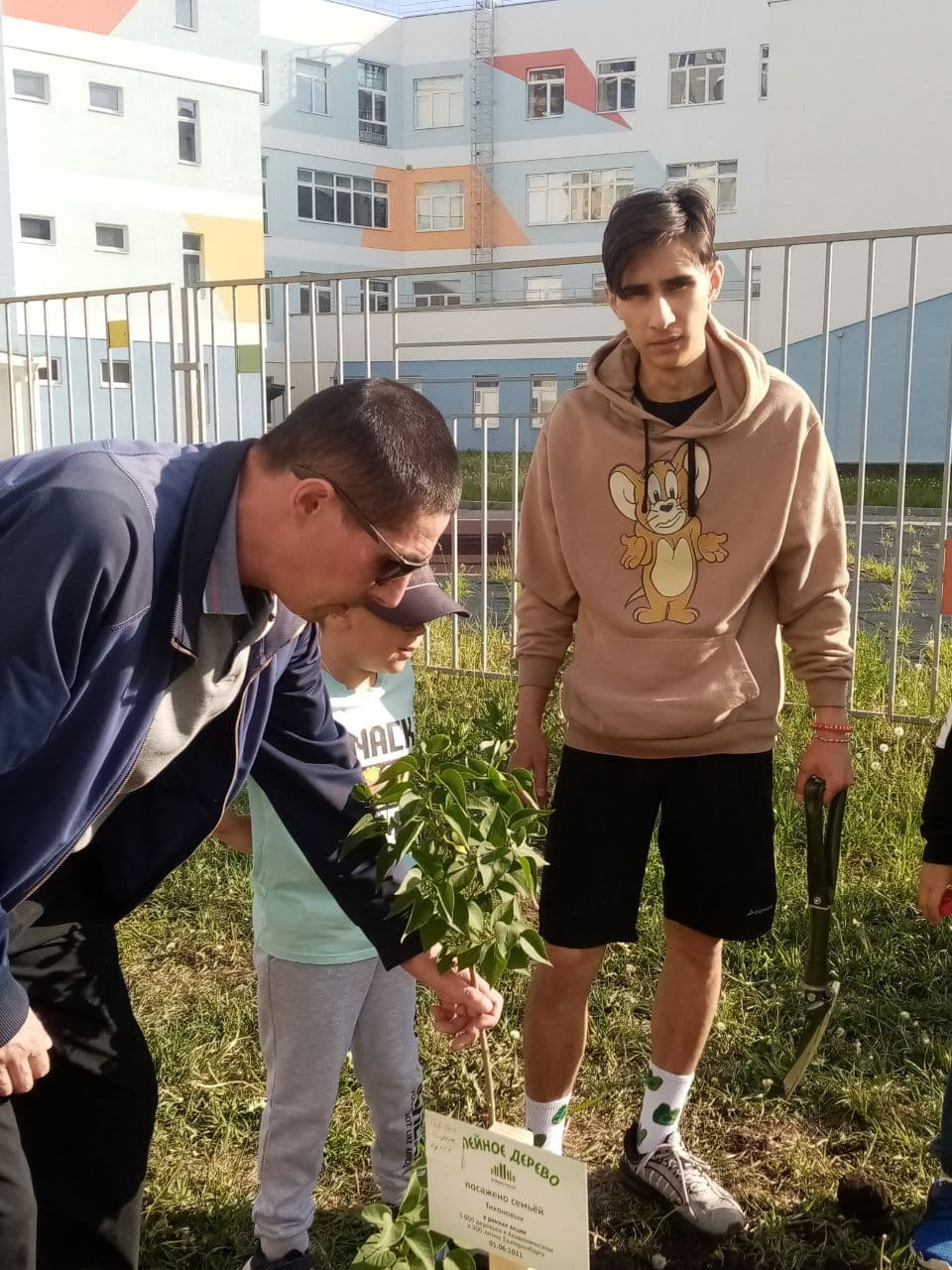 Вместе с сыновьями Сергей посадил дерево