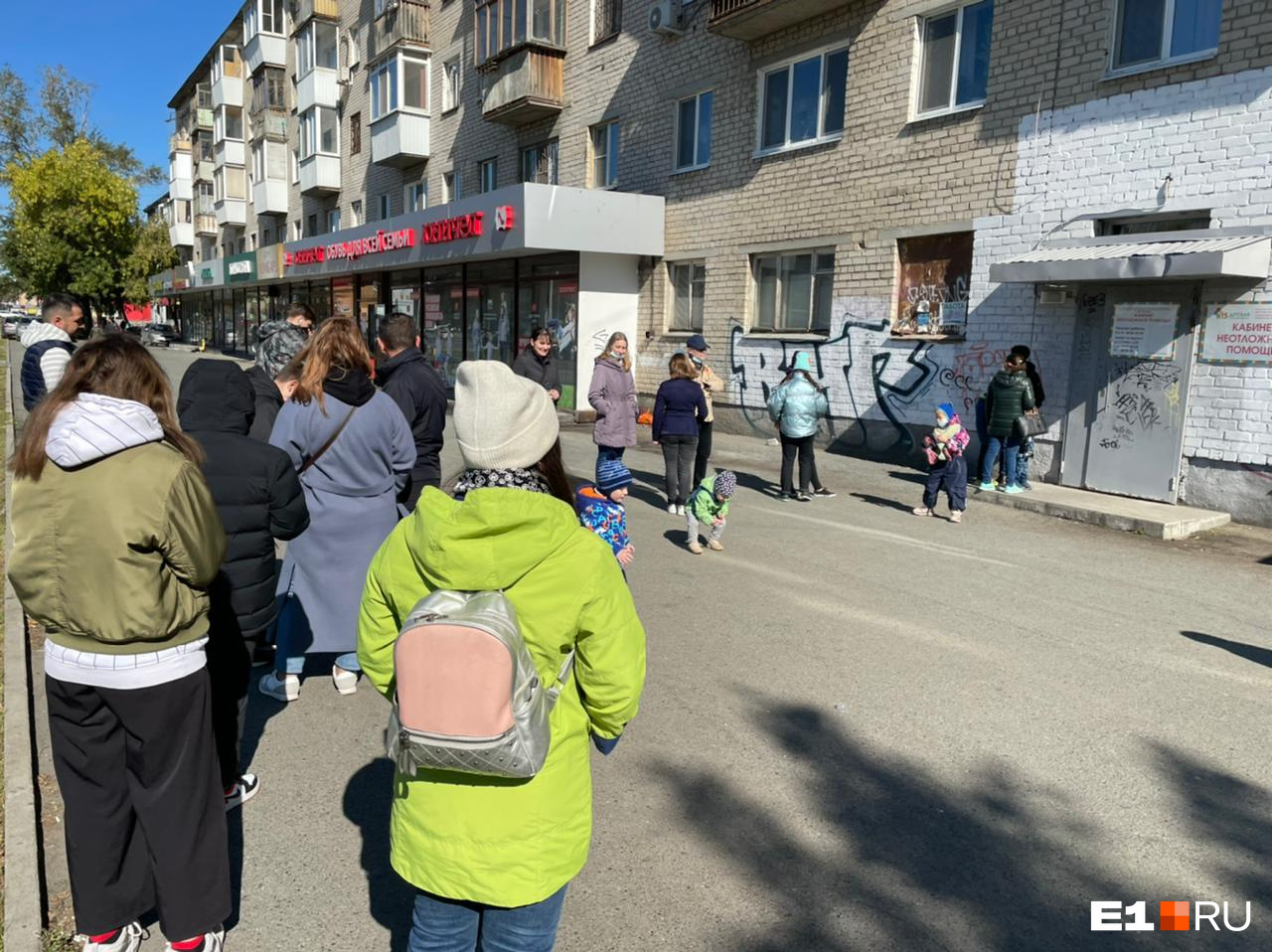 Даже после обеда народ на Уралмаше не расходится Даже после обеда народ на Уралмаше не расходится
