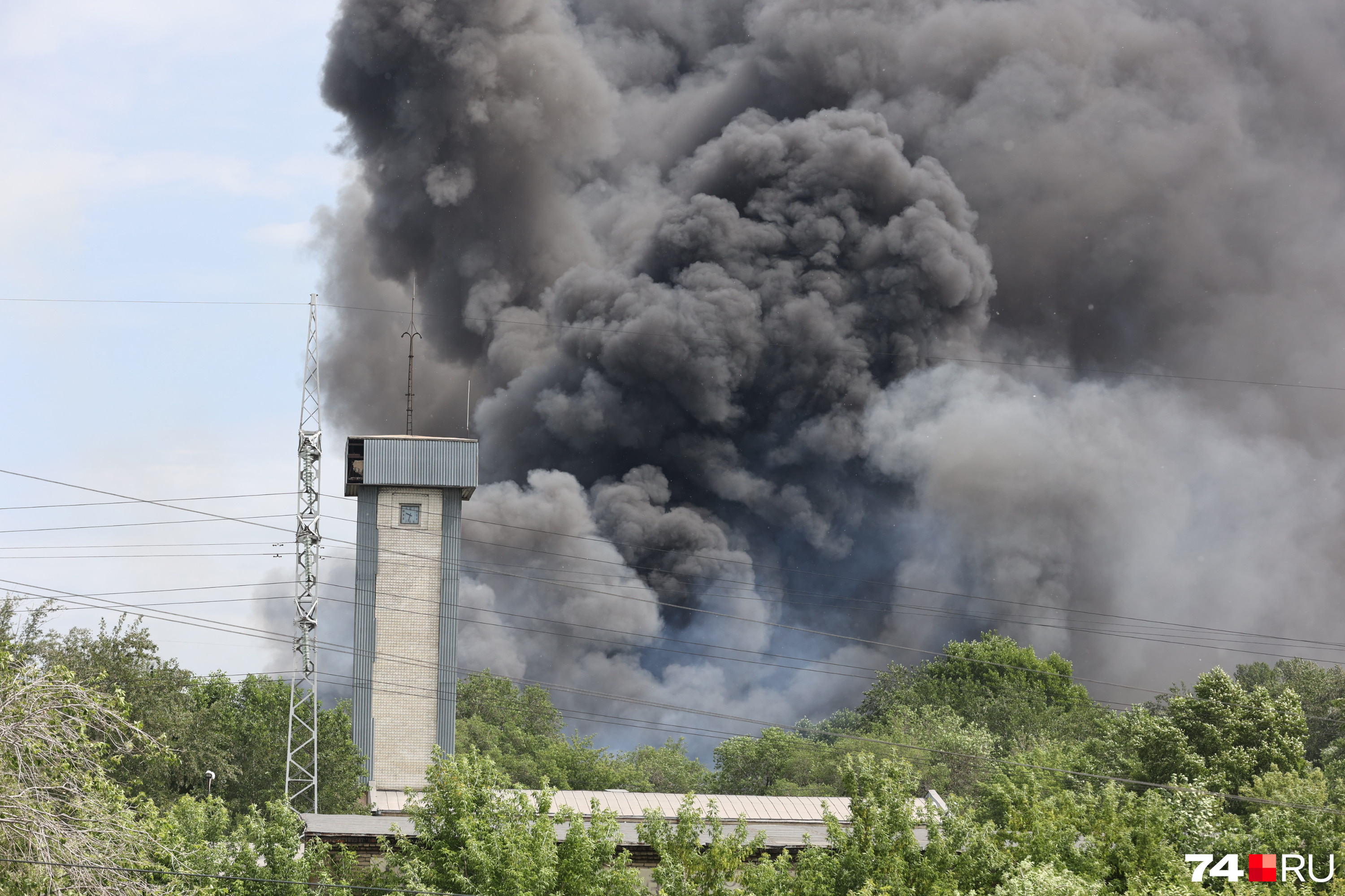 Пожар на ЧЭМК. ЧЭМК выбросы. Что горит в Челябинске сейчас. Пожар в Челябинске сегодня на ЧЭМК видео.