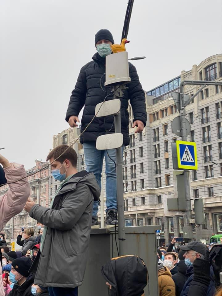 В Москве участник акции захватил с собой уточку — символ одного из предыдущих расследований Навального