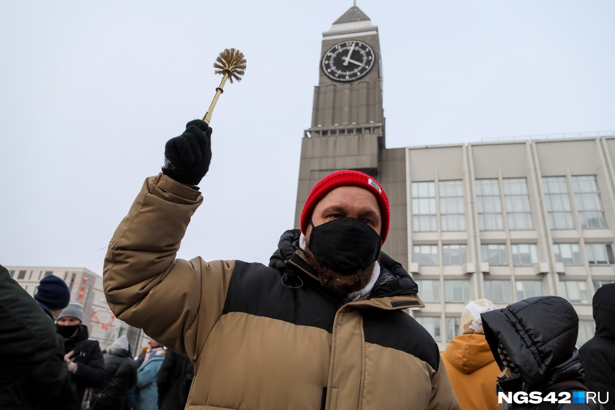 Акции в российских городах начинались с обеда. Участники приходили на них с туалетными ёршиками — как символ последнего расследования Навального Акции в российских городах начинались с обеда. Участники приходили на них с туалетными ёршиками — как символ последнего расследования Навального