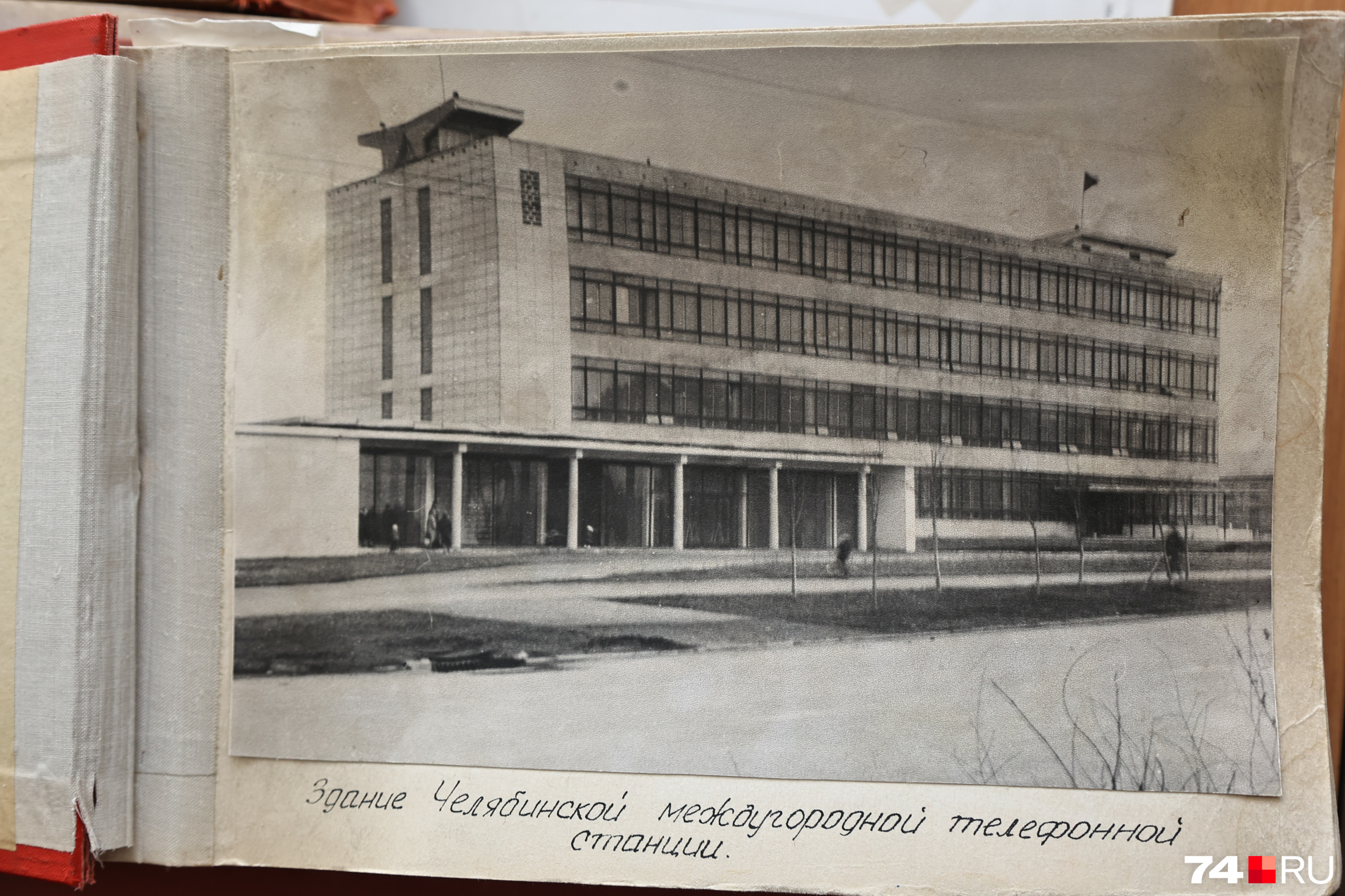 Вот так выглядело здание междугородней телефонной станции на Воровского, когда Надежда только устроилась на работу. Не было ни вышки рядом, ни забора вокруг Вот так выглядело здание междугородней телефонной станции на Воровского, когда Надежда только устроилась на работу. Не было ни вышки рядом, ни забора вокруг