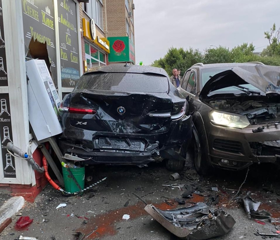 В таком состоянии женщина обнаружила свою машину на парковке В таком состоянии женщина обнаружила свою машину на парковке