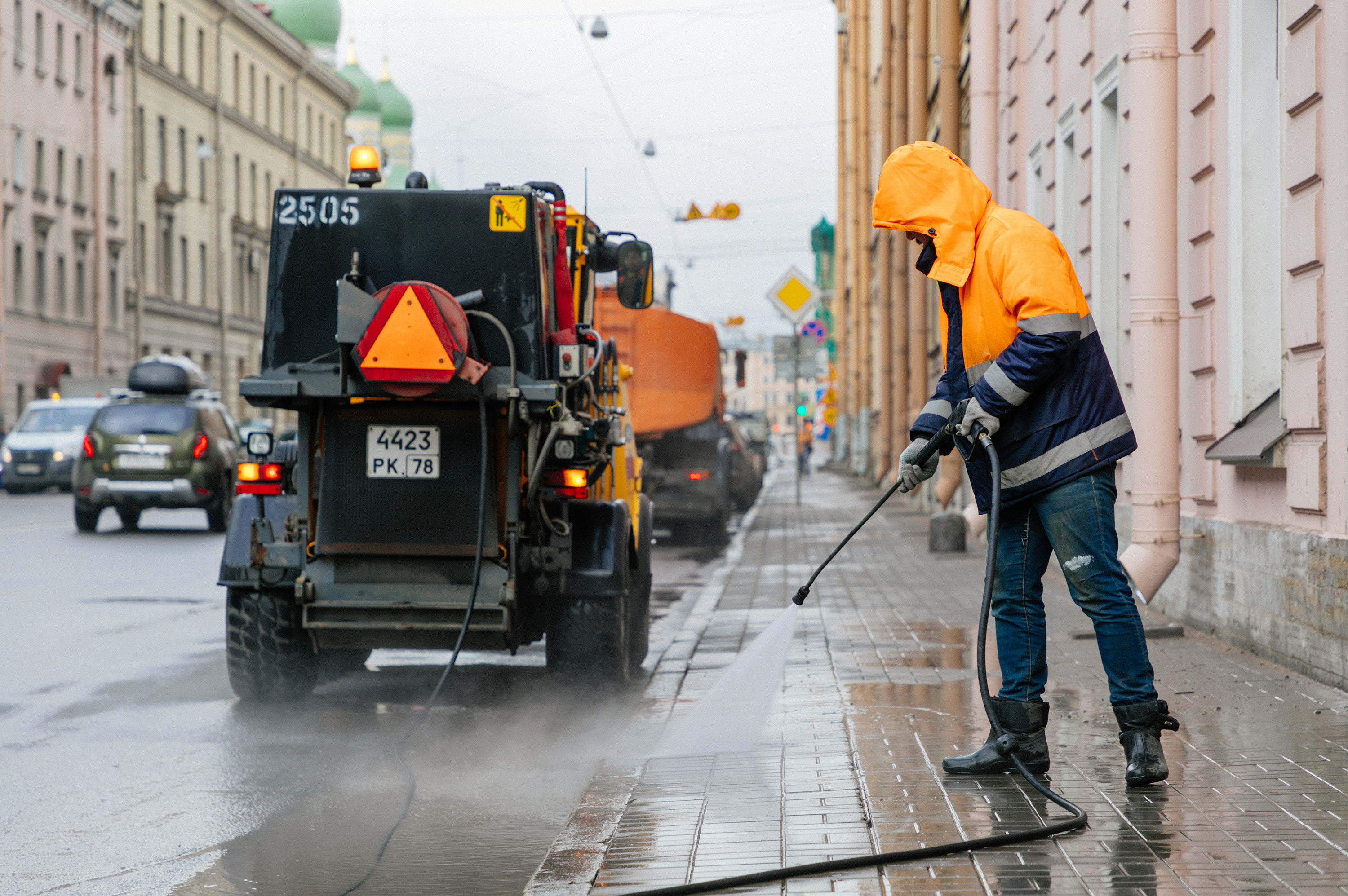 Улицы Петербурга под дождем моют почти 800 машин. За выходные на дороги вылили более 500 литров шампуня
