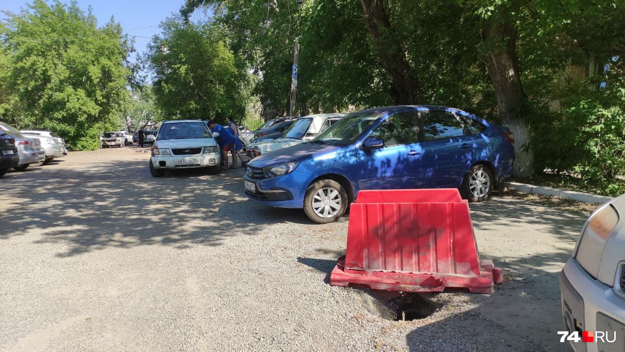 Это еще один открытый колодец — с торца здания на Смирных, 3. Правда, он уже немного прикрыт, но кажется, что безопасность не очень-то обеспечена Это еще один открытый колодец — с торца здания на Смирных, 3. Правда, он уже немного прикрыт, но кажется, что безопасность не очень-то обеспечена
