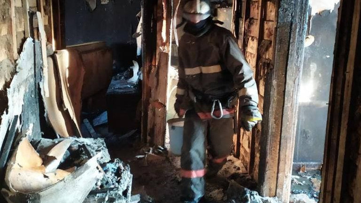 Выживших в пожаре бабушку с внуком санавиацией доставят в Красноярск