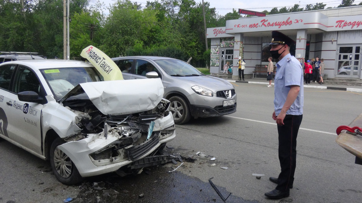 В Екатеринбурге таксист врезался в экскаватор, когда вез на учебу трех студенток. Все в больнице