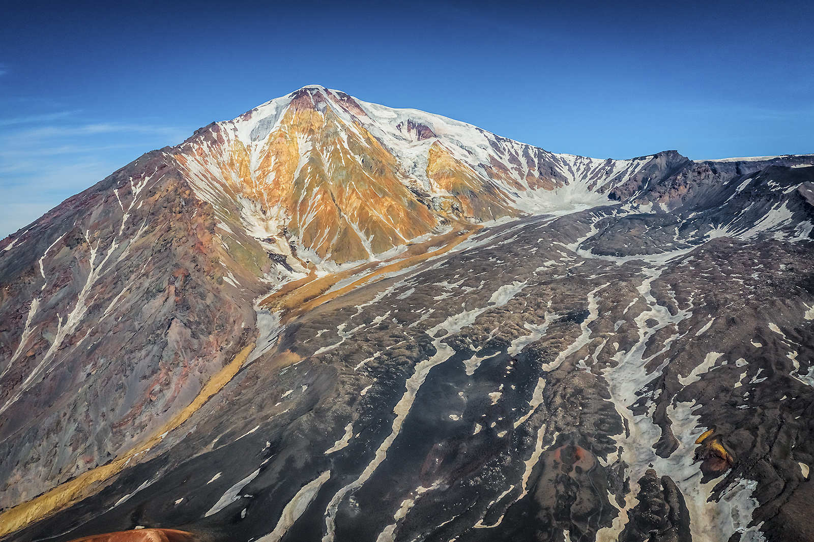 Тогда в районе южного склона в ходе вертолетного облета вулканологи обнаружили два трещинных прорыва с выбросами вязкой лавы