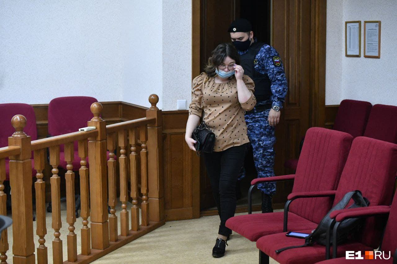 С заседания суда девушку в итоге удалил судья за выкрик с места без разрешения С заседания суда девушку в итоге удалил судья за выкрик с места без разрешения