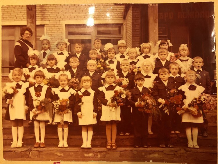 Елена стоит рядом с первой учительницей (справа верхний ряд) Надеждой Николаевной Феоктистовой
